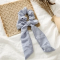 Elastico per capelli a righe verticali blu e bianche con un lungo fiocco decorativo - Fiocco Grande Bianco / Azzurro