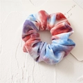 Chouchou en velours élastique avec un motif tie-dye multicolore pour le coiffage d'automne - Tie Dye Bleu