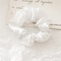 Coletero elegante de satén blanco con textura de seda suave para el cabello - Blanco