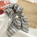 Chouchou en tissu rayé avec de longs rubans et un grand pendentif en perle gris et jaune - Gris Rayé