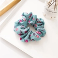Coletero floral azul claro con delicados motivos de flores rosas y moradas de tela - Azul lago