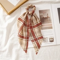 Detail eines beigen und roten karierten Haargummis mit langem Chiffon-Haarband - Khaki Karo-Haarband