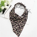 Dettaglio della bandana floreale con motivo a rose viola su sfondo in tessuto nero - Bandana Rosa Nera