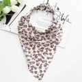 Dettaglio di un foulard a triangolo floreale con fascia elastica e motivo di rose vintage - Bandana Rosa Viola Bianca
