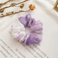 Elastico per capelli in chiffon tie-dye viola e bianco su sfondo di rivista vintage - Tie-Dye Viola