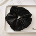 Elegante coletero grande de satén negro con textura de seda en bandeja blanca - Negro