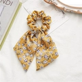 Gembergele bloemen scrunchie met lang striklint in een rustieke landelijke stijl - Groot Bloemenpatroon Geel