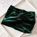 Detalle de la diadema de terciopelo verde oscuro de alta calidad con nudo retorcido - Verde Oscuro