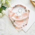 Détail du foulard en satin rose avec imprimé floral blanc et bande élastique - Rose