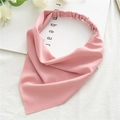 Detalle de diadema pañuelo rosa elástica con tela de gasa suave en fondo neutro - Rosa