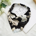 Détail d'un foulard en satin imprimé floral montrant l'élastique et la texture - Noir