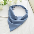 Detalle de la diadema triangular elástica azul niebla con textura de tela suave - Azul Lago