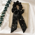 Detail eines schwarzen Chiffon-Haargummis mit Sternenmuster und langer Schleife - Stern Schleife Stil (FQ2288) / Schwarz