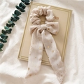 Detail eines cremefarbenen Chiffon-Haargummis mit goldenen Sternen und langen Bändern - Stern Schleife Stil (FQ2288) / Khaki