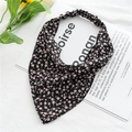 Dettaglio di bandana floreale con elastico e delicato motivo di piccoli fiori rosa e bianchi - Piccolo Motivo Floreale Nero