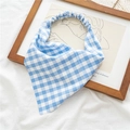 Dettaglio fascia elastica per capelli a scacchi blu e bianchi su cornice di legno - Fazzoletto a Quadri Blu