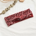 Bandeau bordeaux avec imprimé paisley, design torsadé et style bohème extensible - Wine Red Wide Paisley