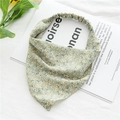 Dettaglio del foulard floreale con tessuto verde chiaro e fascia elastica per capelli - Piccolo Motivo Floreale Verde