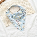 Detalle de la diadema triangular azul floral con margaritas y banda elástica - Bandana Azul Floral