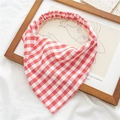 Dettaglio della bandana triangolare elastica a quadretti rossi e bianchi in stile retrò - Fazzoletto a Quadri Rossi