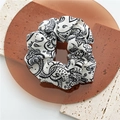 Vintage zwart-witte paisley patroon scrunchie van zachte stof voor dameshaarstijl - Retro Wit