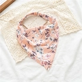 Vista de detalle del pañuelo floral triangular con banda elástica sobre fondo blanco - Bandana Rosa Floral