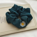 Donkergroene satijnen scrunchie met elegant madeliefborduurwerk en zijdeachtige textuur - Donkergroen Madeliefje Borduurwerk