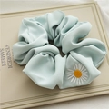Lichtblauwe satijnen scrunchie met madeliefjes borduursel voor stijlvol haar - Light Green Daisy Embroidery