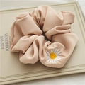 Madeliefje borduurwerk scrunchie in abrikoos satijn, elegante Koreaanse haaraccessoire - Licht Khaki Madeliefje Borduurwerk