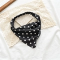 Détail du bandeau élastique à pois noirs et blancs en tissu léger et texturé - Bandana Noir à Pois