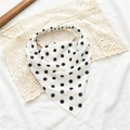 Détail du bandeau classique à pois noirs et blancs avec un design à bande élastique - Bandana Blanc à Pois