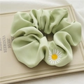 Scrunchie in raso verde chiaro con ricamo a margherita bianca e trama plissettata setosa - Ricamo Margherita Verde Frutta