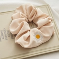 Elegante elastico in chiffon albicocca con ricamo a margherita su sfondo di libro - Ricamo Margherita Bianco Sporco