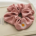 Elastico per capelli in raso rosa con ricamo a margherita su uno sfondo di libro vintage - Ricamo Margherita Rosa Antico