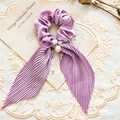 Elegante elastico in raso lavanda con nastri pieghettati e ciondolo di perla fine - Nastro Plissettato Viola