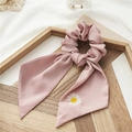 Chouchou en satin rose lotus avec longs rubans et broderie de marguerites délicate - Ruban Marguerite Rose