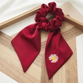 Chouchou en satin rouge foncé élégant avec de longs rubans et une broderie de marguerite - Ruban Marguerite Rouge Vin