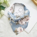 Bandeau triangle en satin bleu clair à fleurs avec élastique et motif de pivoines - Gris clair