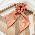 Chouchou en satin corail avec rubans longs et broderie délicate de petite marguerite - Ruban Marguerite Orange