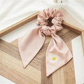 Chouchou en satin rose avec rubans longs orné d'une broderie de marguerite blanche - Ruban Marguerite Champagne