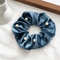 Coletero de terciopelo azul oscuro con perlas blancas sobre fondo de lino blanco fino - Terciopelo Azul Perla