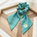 Chouchou vert menthe avec longs rubans et broderie délicate de marguerite blanche - Ruban Marguerite Bleu Lac
