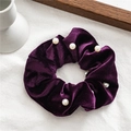 Coletero de terciopelo morado oscuro con perlas sobre tela con textura - Terciopelo Púrpura Oscuro Perla