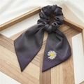 Chouchou en satin gris foncé avec rubans longs et broderie de marguerites blanches - Ruban Marguerite Gris Foncé