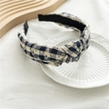 Cerchietto retrò annodato a quadri blu e bianchi con ricamo floreale traforato - Blu Scuro Ricamo Inglese Gingham