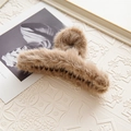 Elegante pinza per capelli in peluche marrone chiaro con finitura in ecopelliccia - Marrone