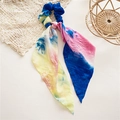 Vue détaillée du chouchou en tissu tie-dye avec de longs rubans sur fond de dentelle douce - Nouveau Tie Dye Bleu Jaune