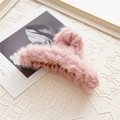 Elegante pinza per capelli in peluche rosa per donna con ecopelliccia e denti in plastica - Rosa