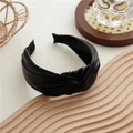 Vista dettagliata della fascia in pelle PU nera con un elegante design a nodo intrecciato - Nero