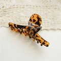 Dettaglio di una grande molletta per capelli da 11cm con motivo a macchia di leopardo - Stampa Leopardata Scura